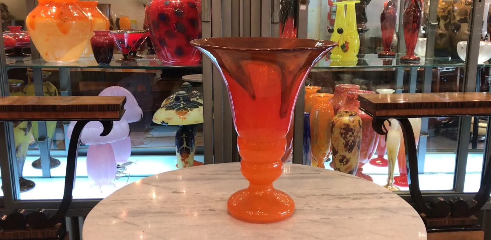 vidro assinado com cores vibrantes em pano de fundo antigo