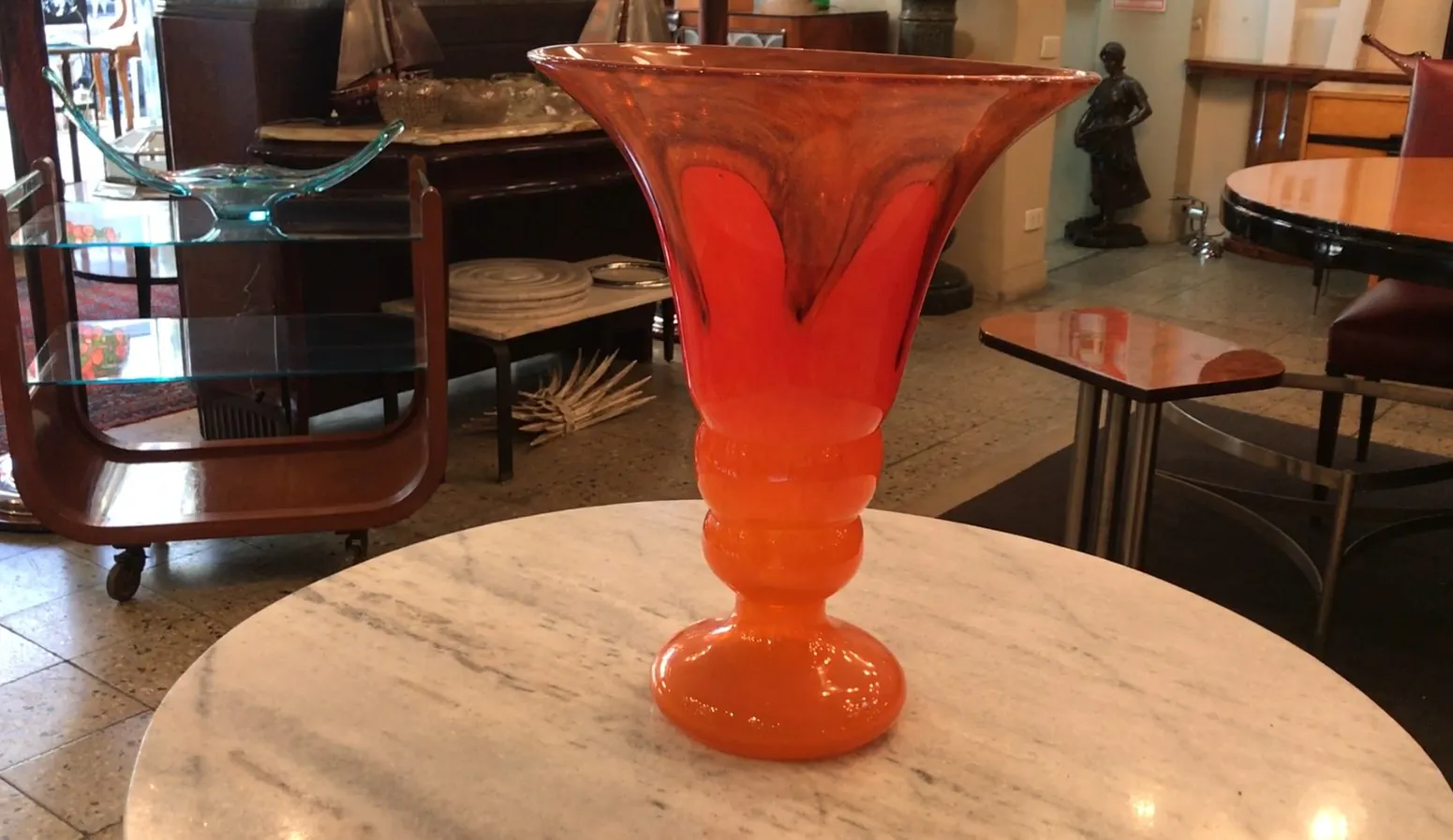 Vase en verre signé par Schneider, avec des couleurs vives, antiquité.