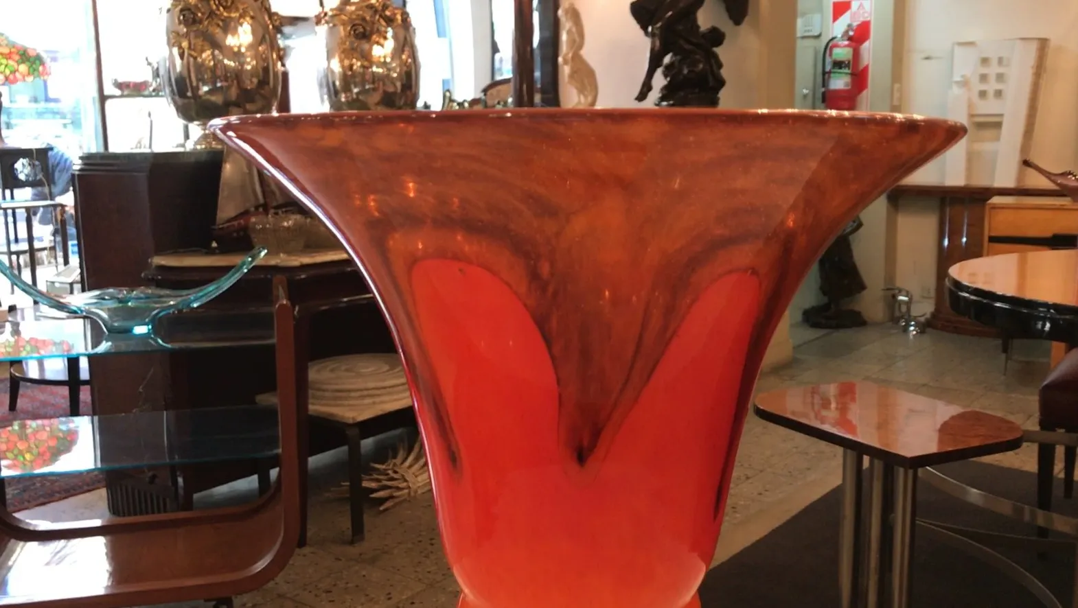 ancienne pièce de verre décoratif signée par Schneider, avec des teintes rouges et des formes élégantes