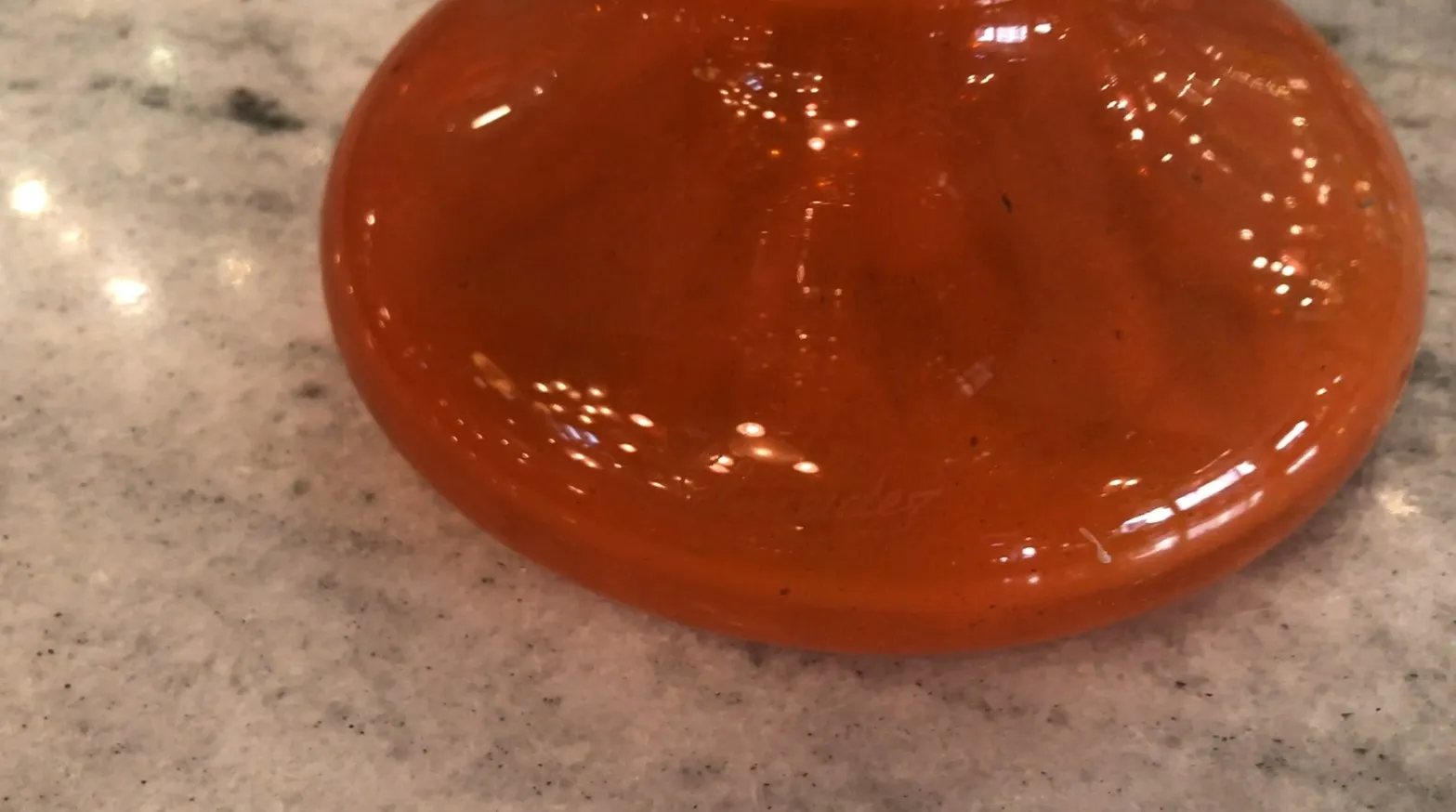 Verre signé Schneider orange avec des détails décoratifs