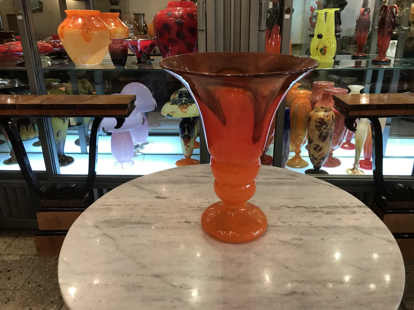 Orangenfarbener und transparenter Dekorationsvasen, antikes signiertes Glas.