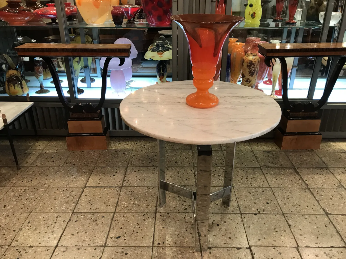 Vaso di vetro arancione su tavolo, antiquariato decorativo