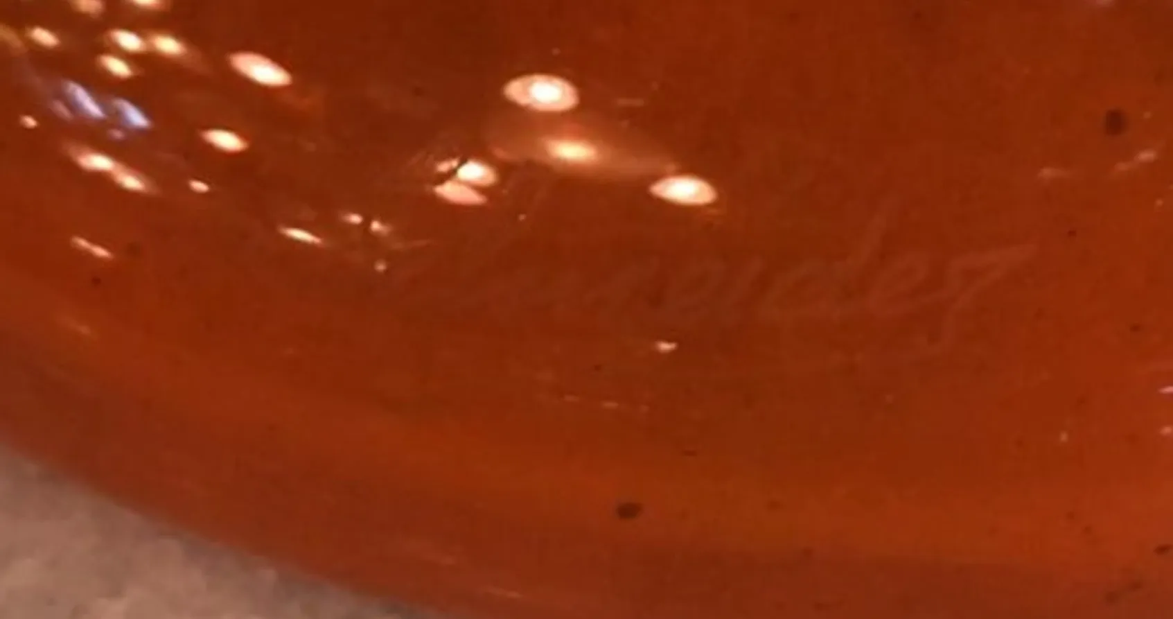 Verre ancien signé par Schneider avec une couleur vive, style élégant.