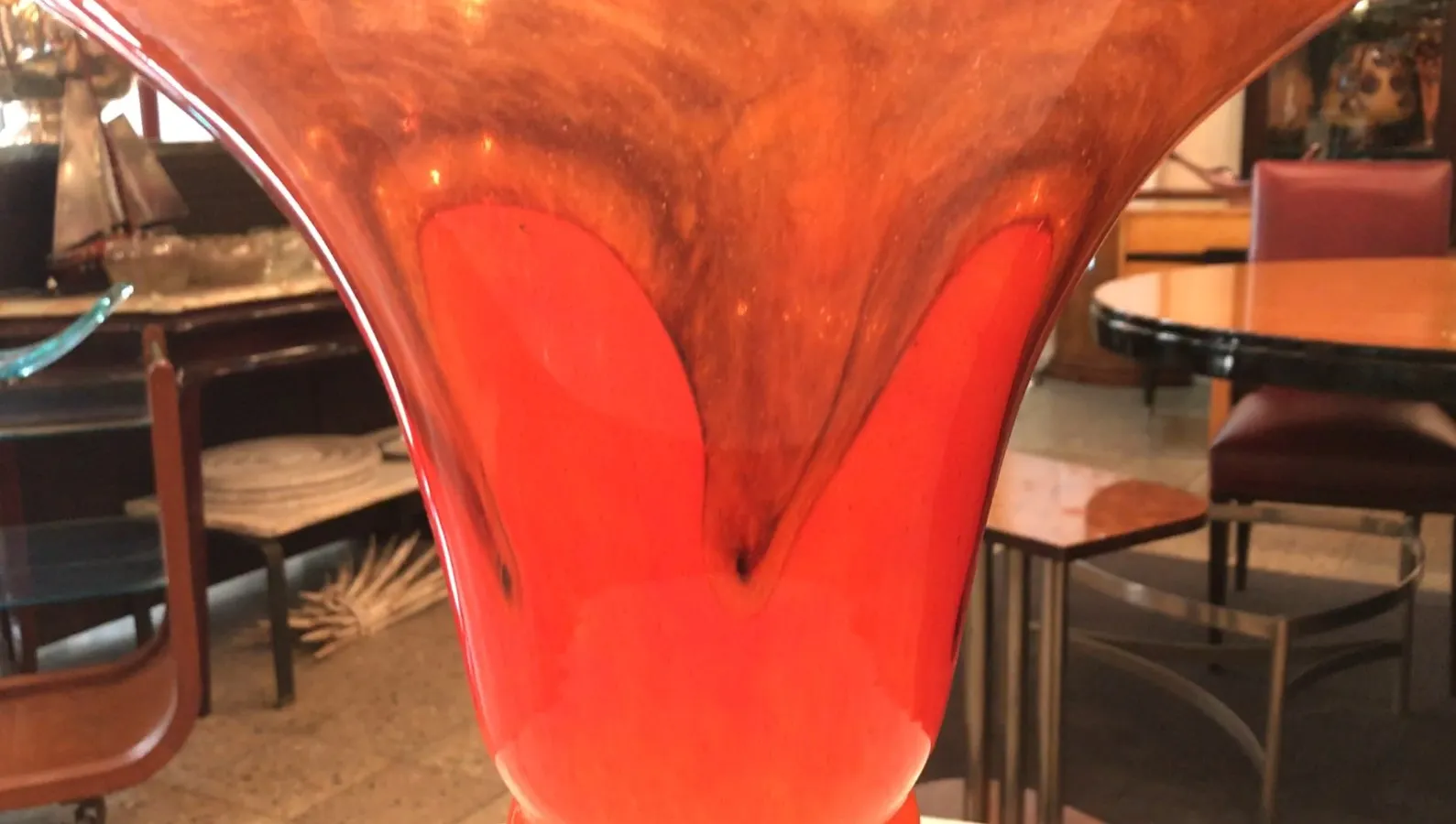 Vidrio antiguo firmado Schneider con fondo colorido, elegante y distintivo.