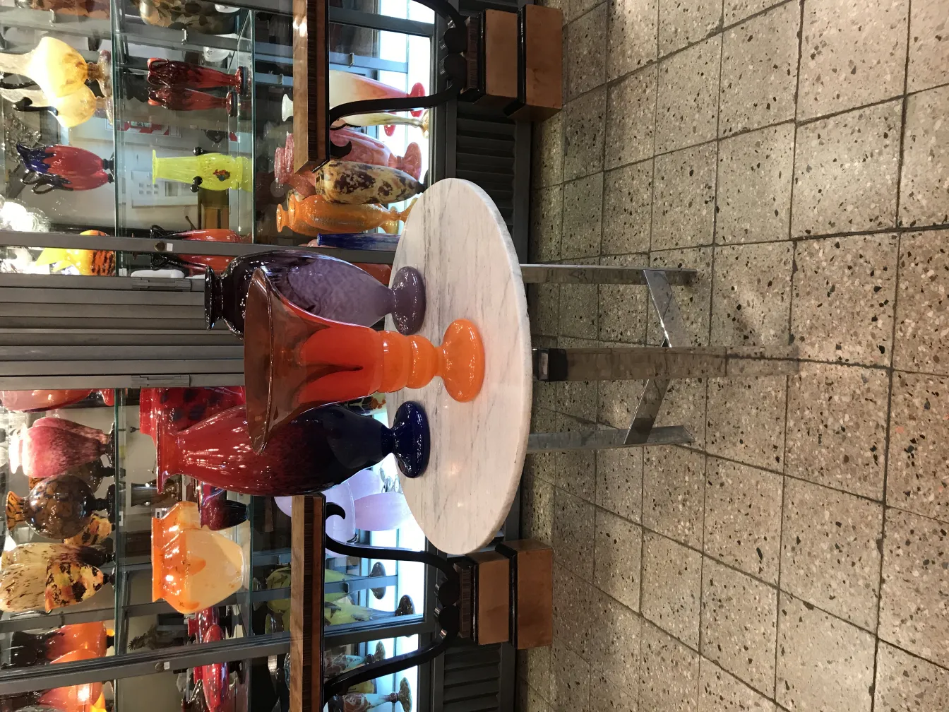 प्राचीन-हस्ताक्षरित-गिलास-श्नाइडर-रंगीन-डिटेल्स-शोकेस-में