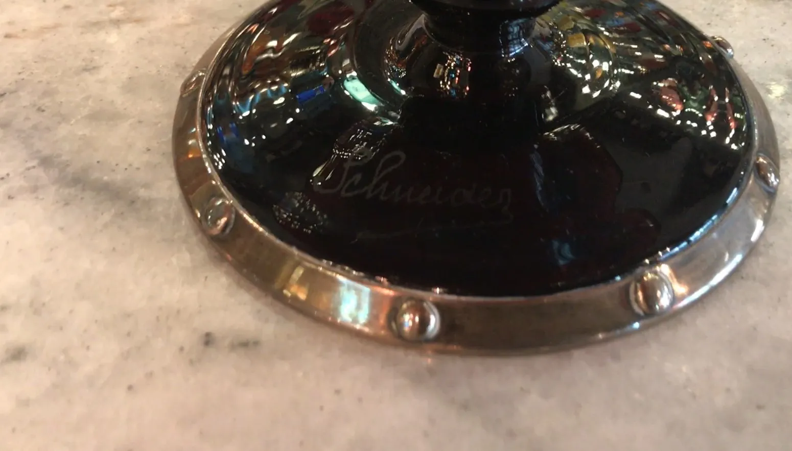 施耐德签名的玻璃底座，带有金属细节