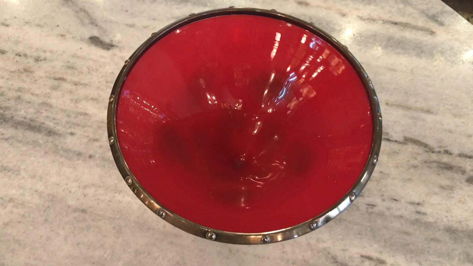 独特なデザインと金属製の縁のある赤いボウル、アンティーク。