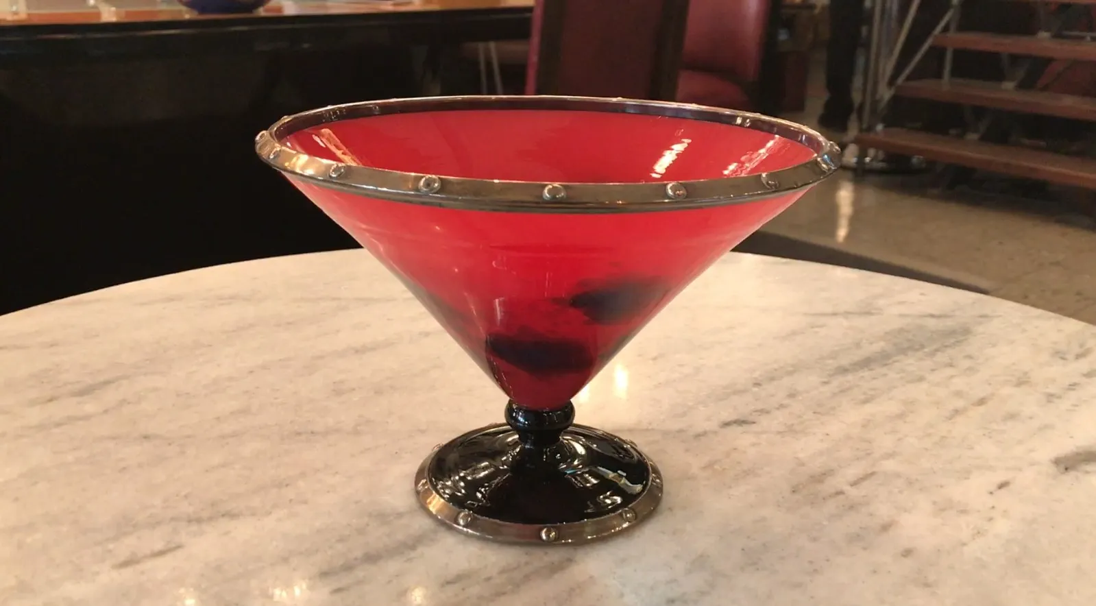 antikes signiertes Glas, rot mit schwarzem Fuß, elegantes Design