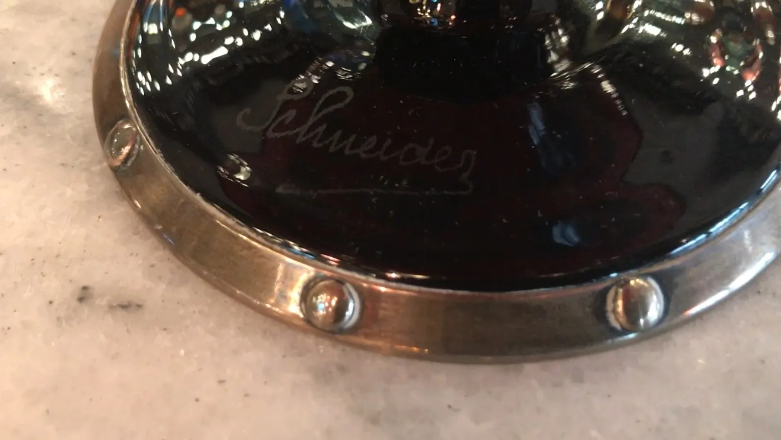 Altes französisches signiertes Glas von Schneider mit dunklen Details