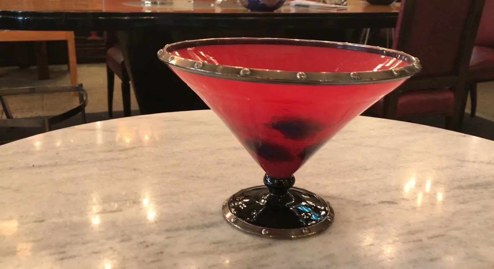 Verre signé Schneider rouge avec base noire