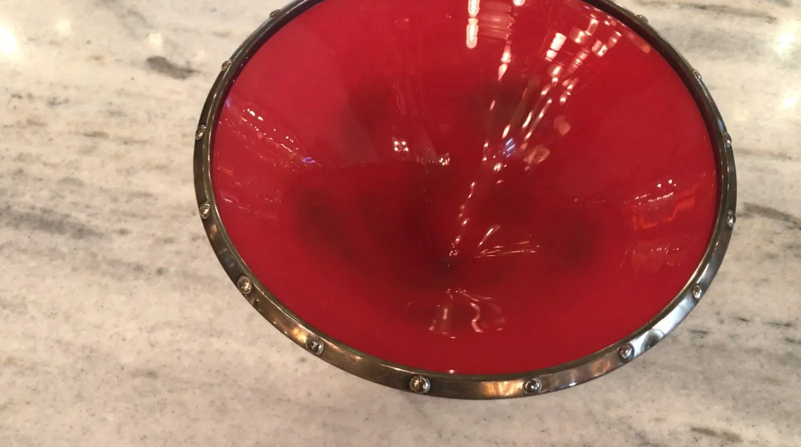 Rotes signiertes Glas mit dekorativem goldenem Rand im antiken Stil.