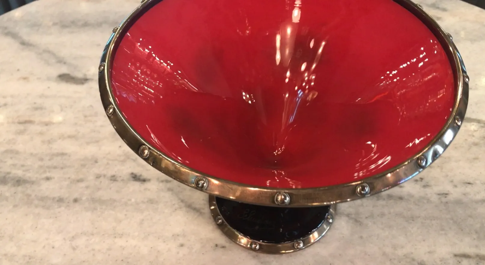 Verre signé en rouge avec base en métal, antiquité.
