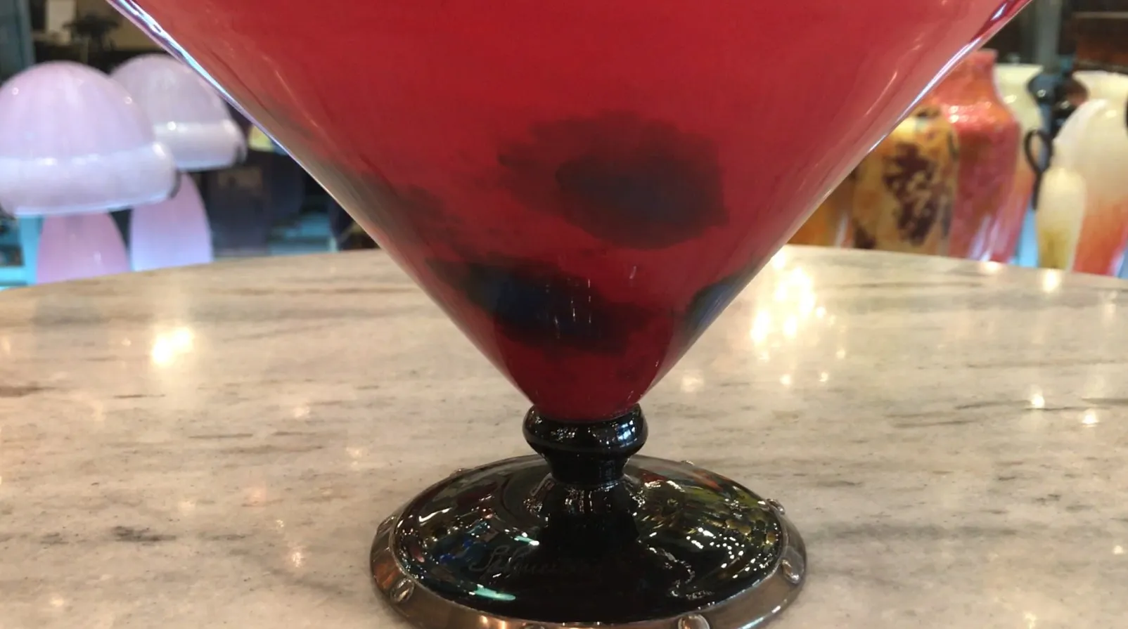 antikes Glas mit schwarzem Sockel und rot-schwarzem Design