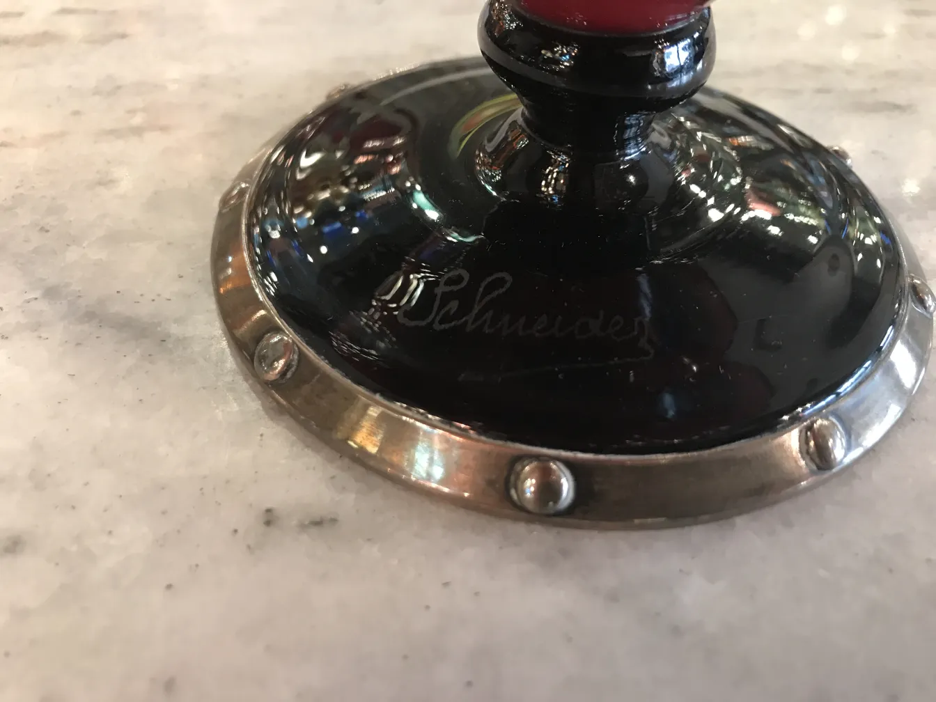 Verre signé Schneider avec des détails saisissants sur le bord.