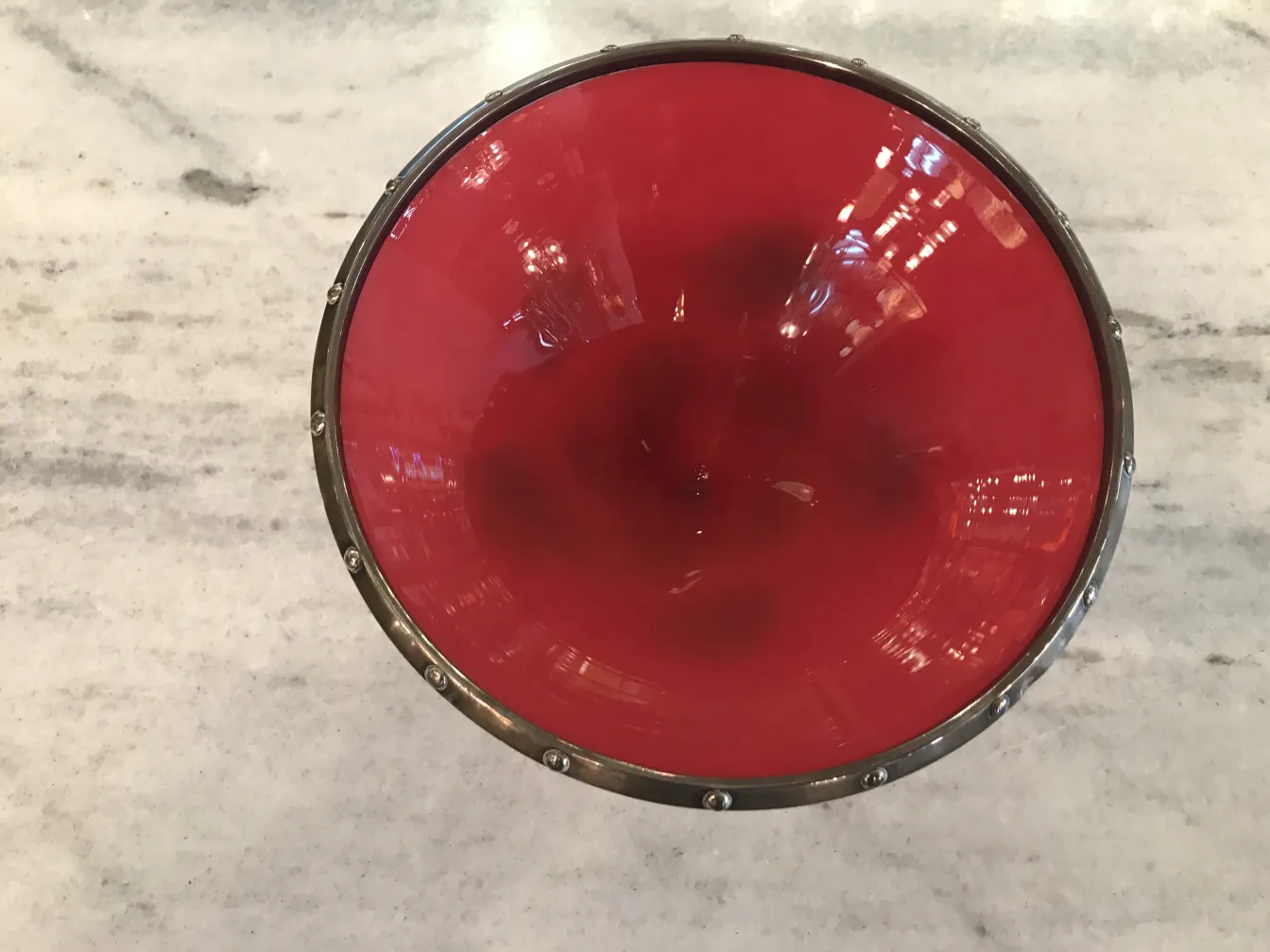 Rote Schüssel mit dekorativem Rand, antikes signiertes Glas