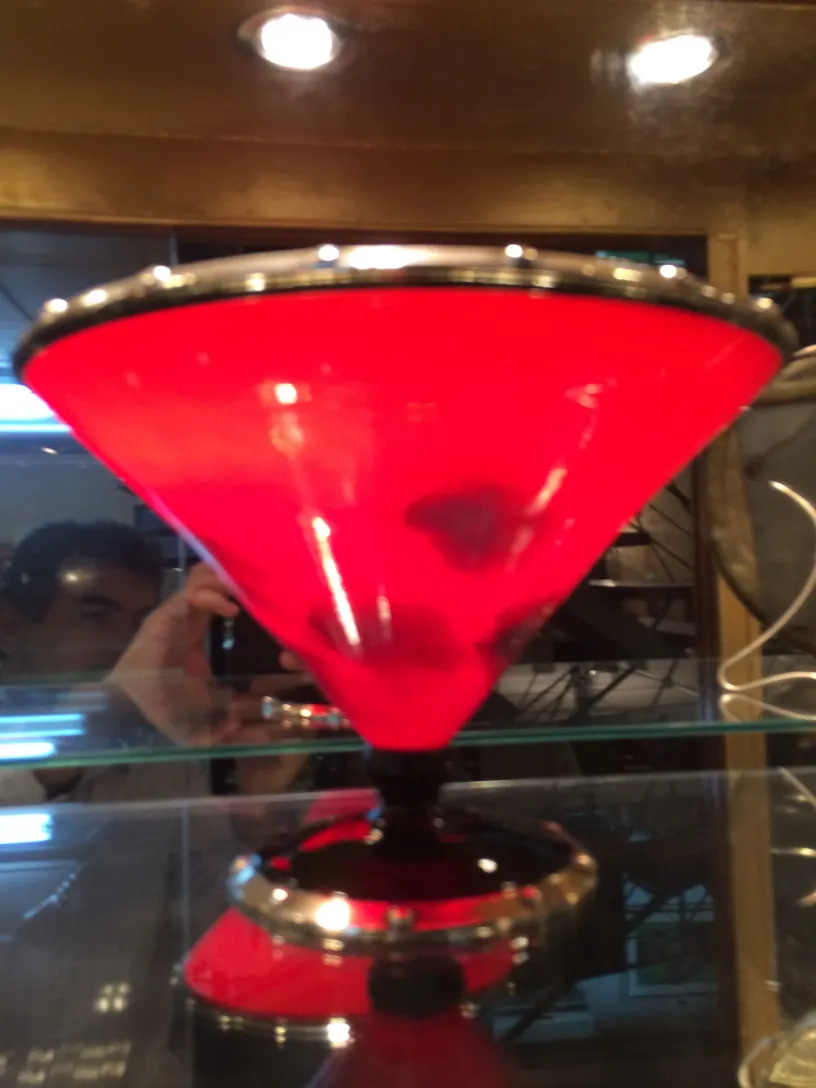 coupe en verre rouge ancien signée, base noire luisante.