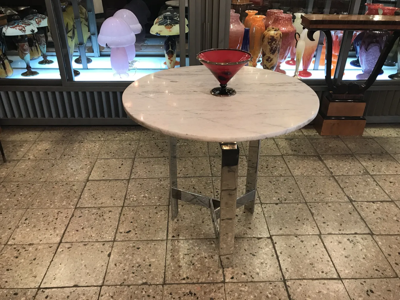 シュナイダーの古いサイン入りグラスが装飾的な背景にある