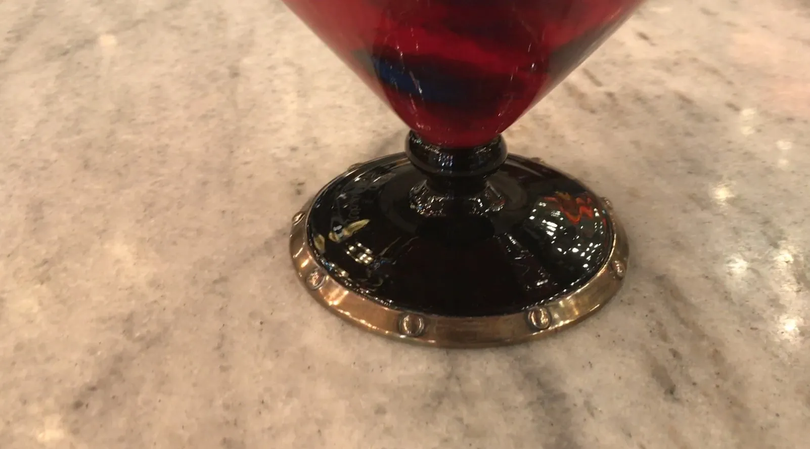 彩色玻璃，具有独特底座，古董作品