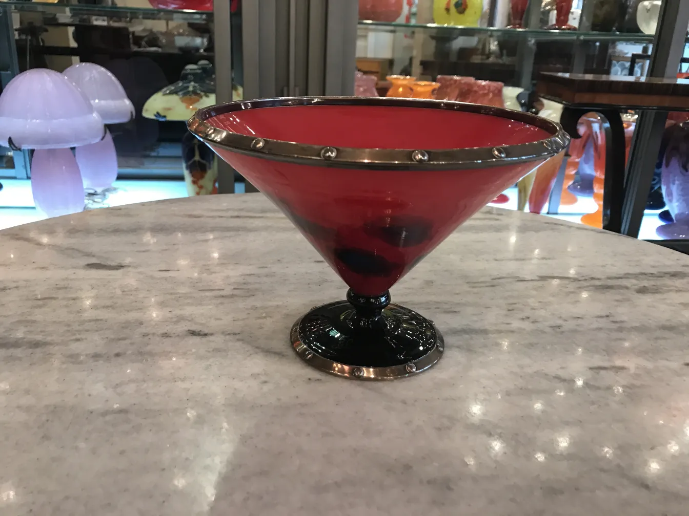 antiquité verre signé schneider couleur rouge avec base noire