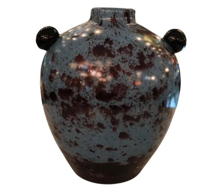 vidro antigo com duas alças, design atraente e tons escuros