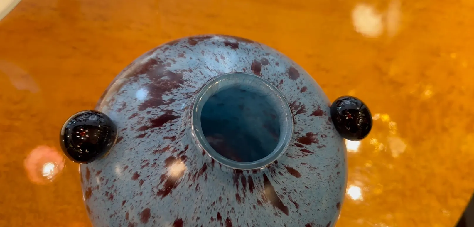 verre signé avec design décoratif et détails en noir