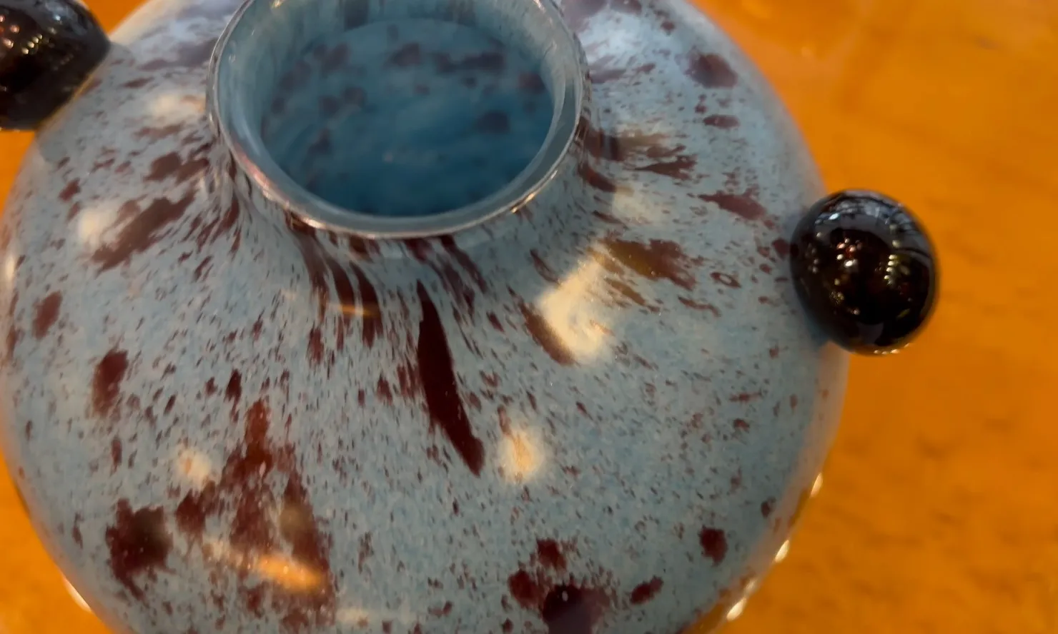 Détail d'un verre antique signé bleu avec des taches