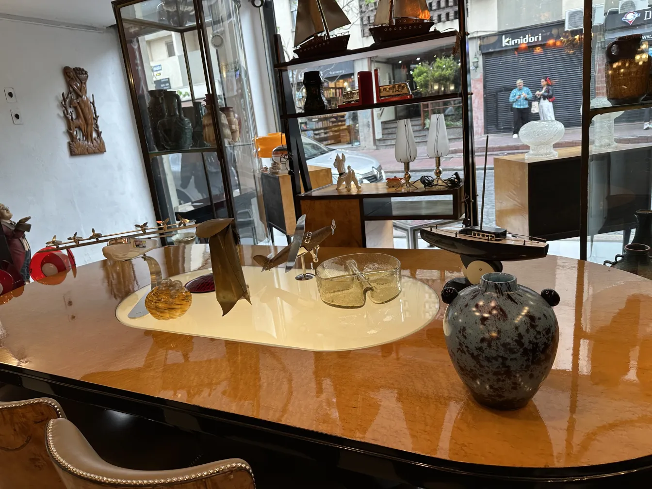 Vidrio antiguo firmado Schneider, decorado con formas únicas en un ambiente acogedor.