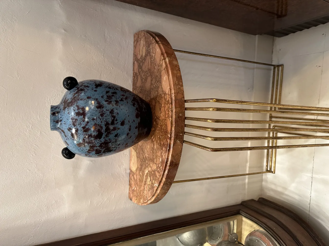 vase bleu avec des taches sombres et des poignées rondes