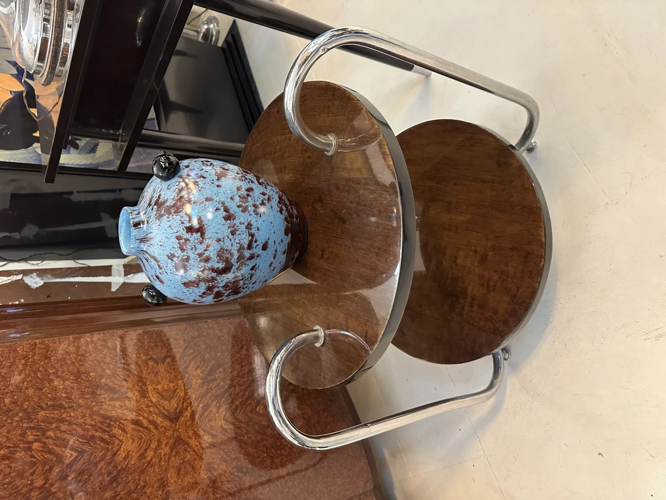 vidrio azul con manchas marrones en una mesa de madera