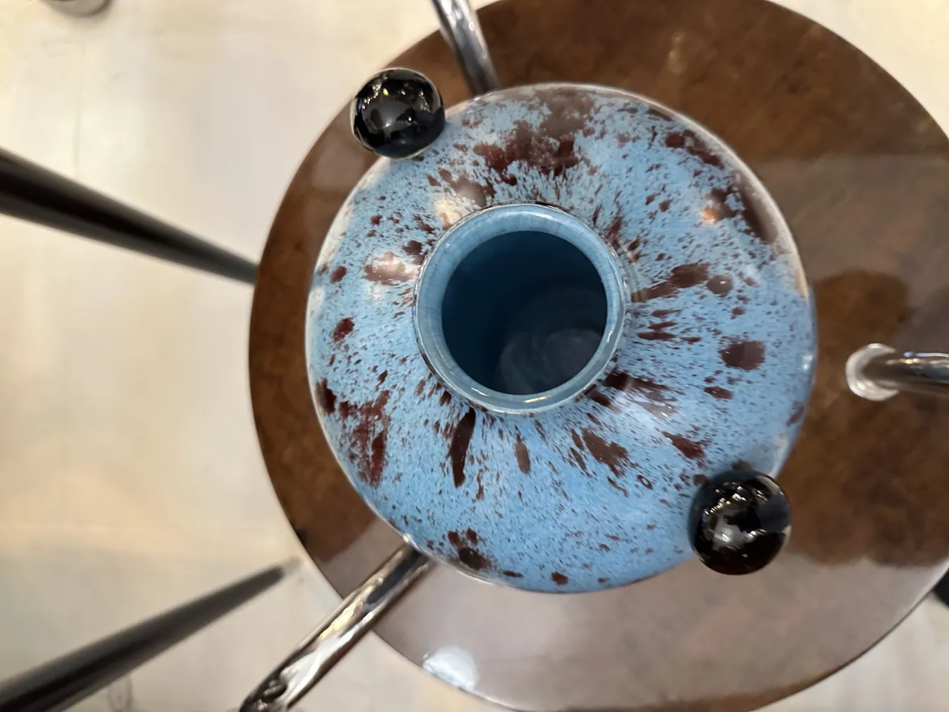 Obenansicht einer Antiquität mit blauen und schwarzen Details