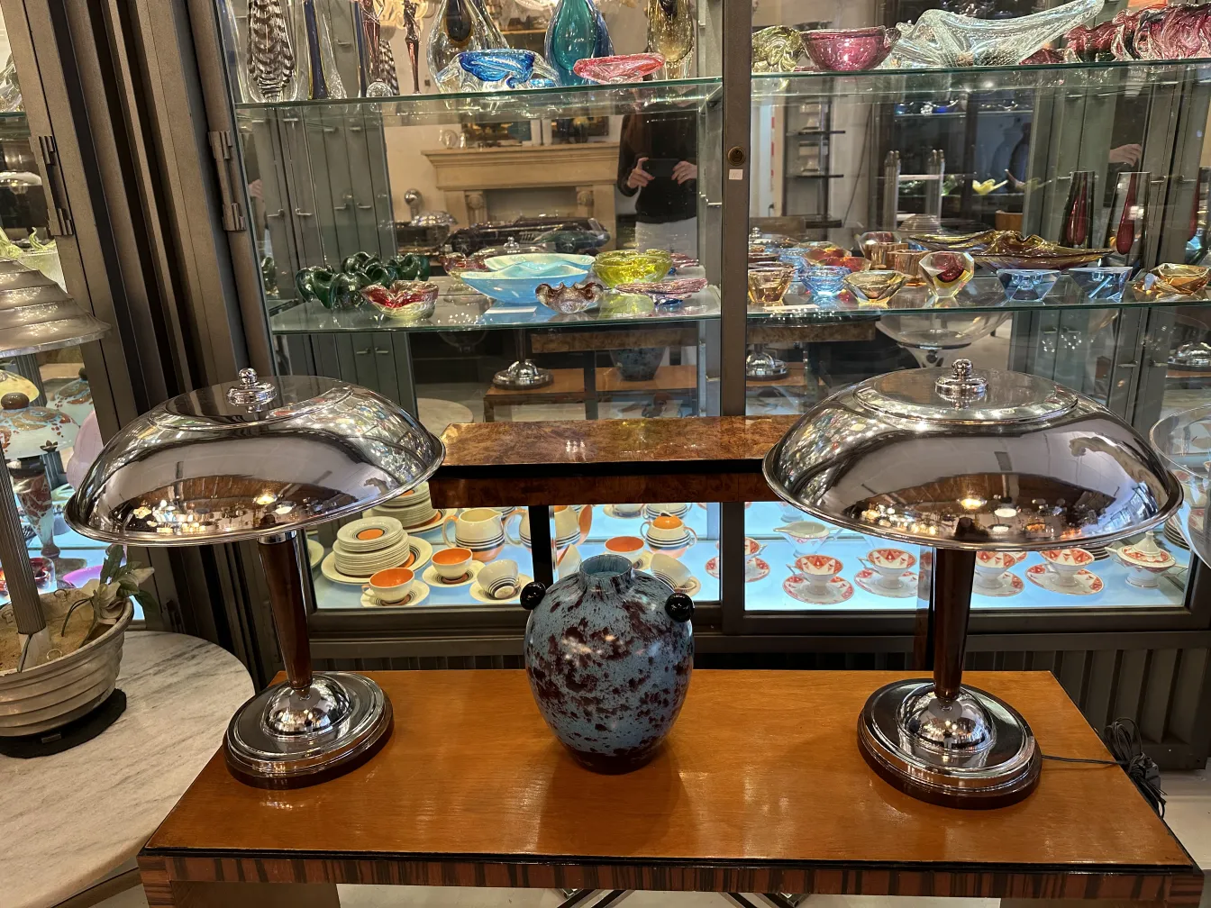 带有光亮金属底座的签名玻璃施耐德，古董