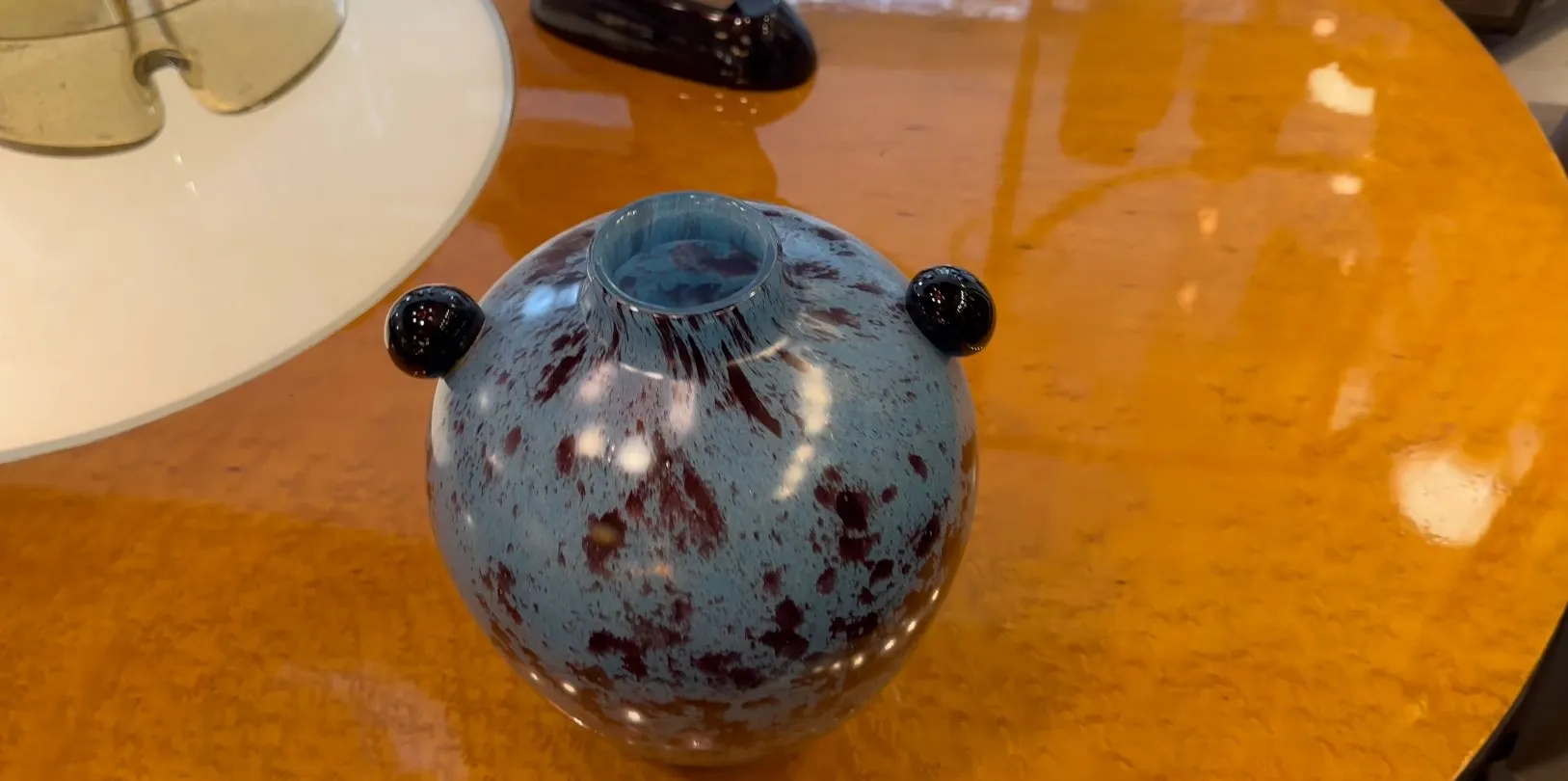 antikvarnoe podpisannoe steklo s tsvetnymi detalami i unikal'nym dizaynom