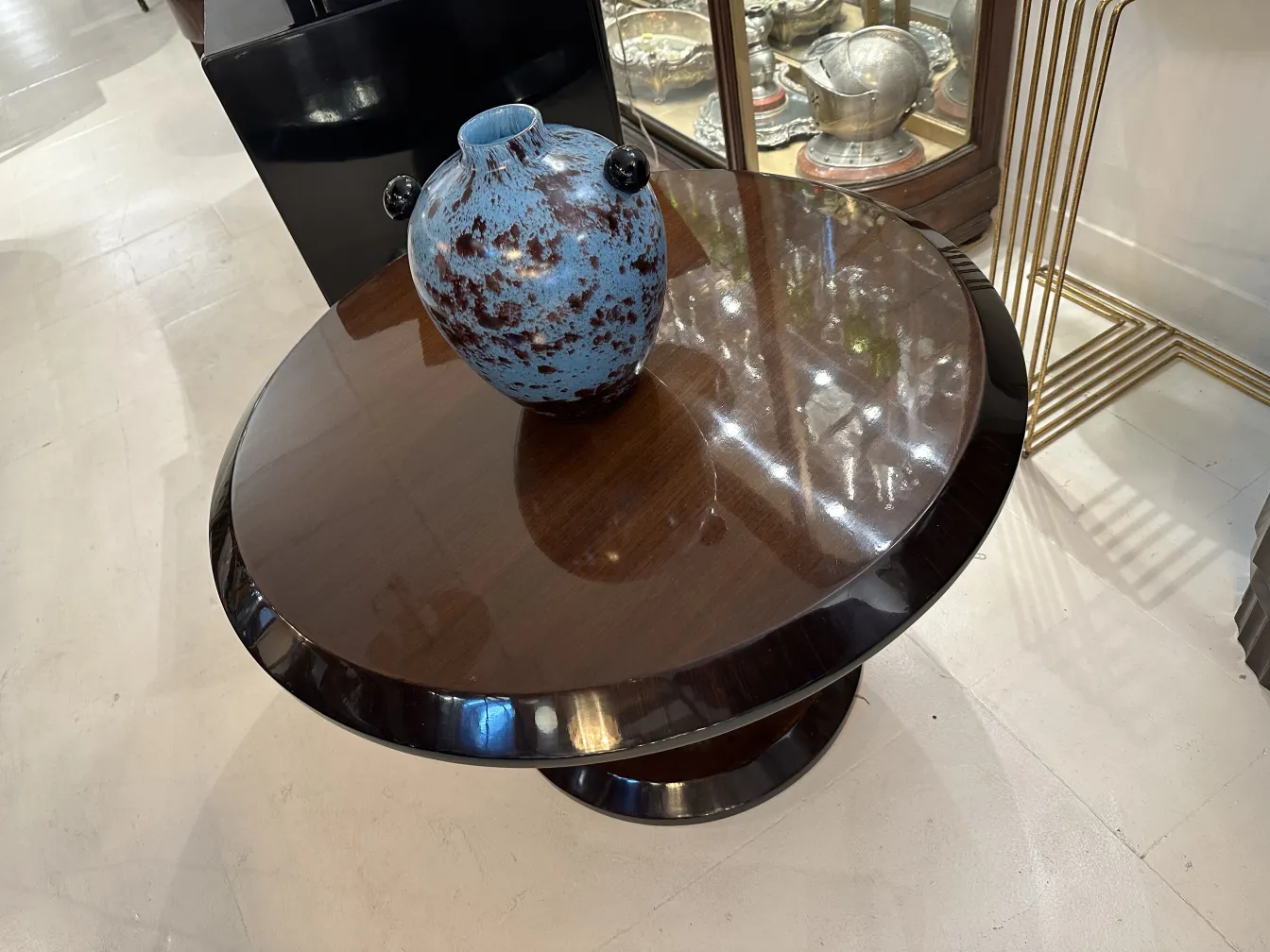 vaso azul em mesa redonda, fundo decorativo