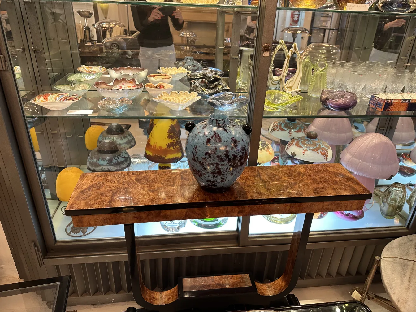 一个优雅的施奈德签名玻璃和古董一起展示