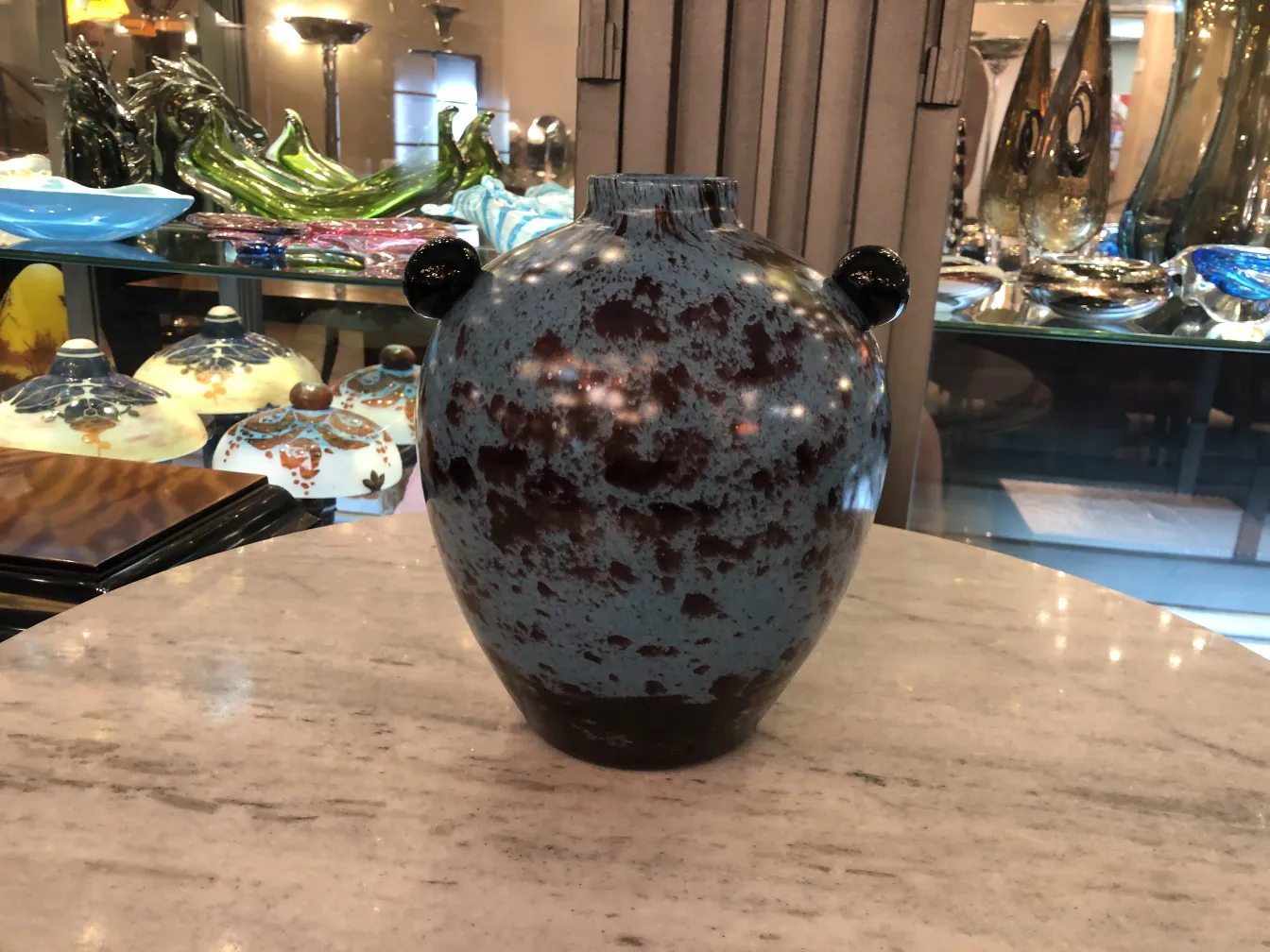 jarrón decorativo en tonos azules y marrones, antigüedad