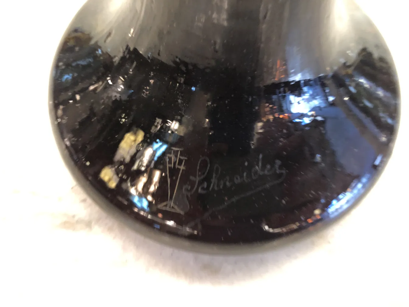 dunkles, signiertes Glas von schneider mit sichtbarer Unterschrift