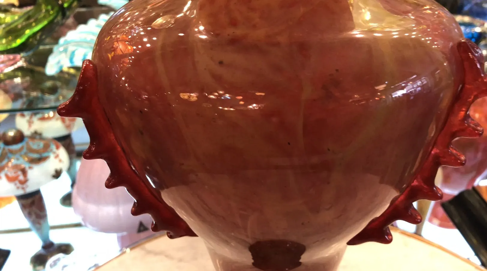 détail de verre signé dans un style ancien avec un design élaboré