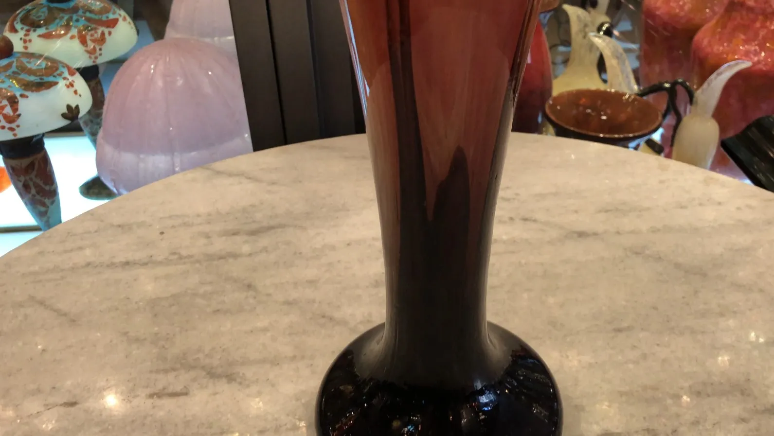 우아한 형태의 서명된 유리잔, 앤티크 분위기