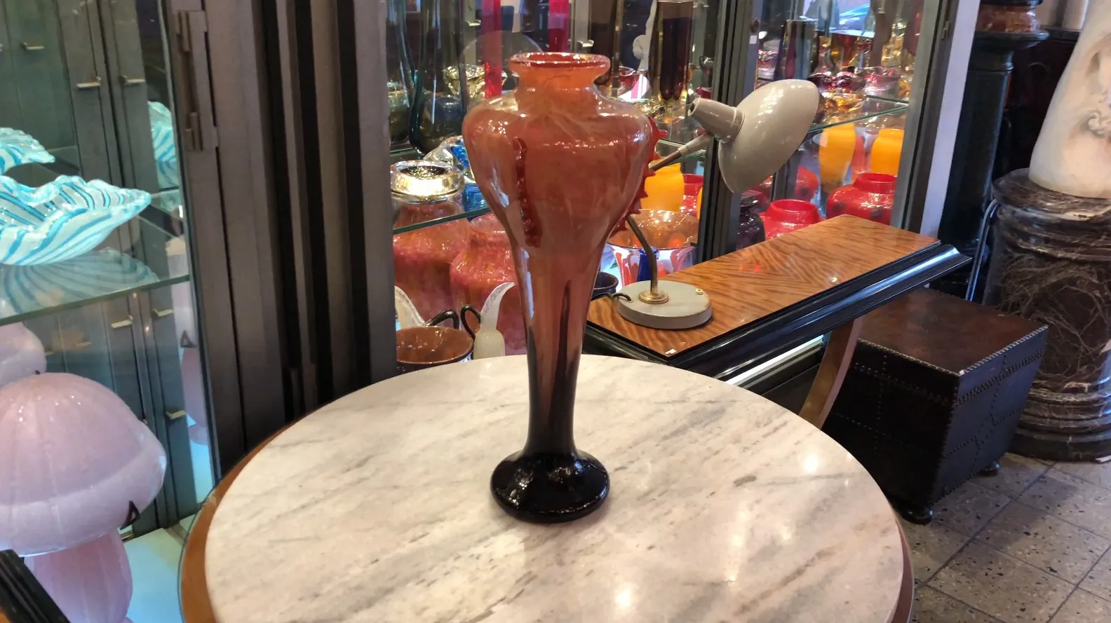 古いシュナイダーサイン入りグラスはエレガントなデザイン