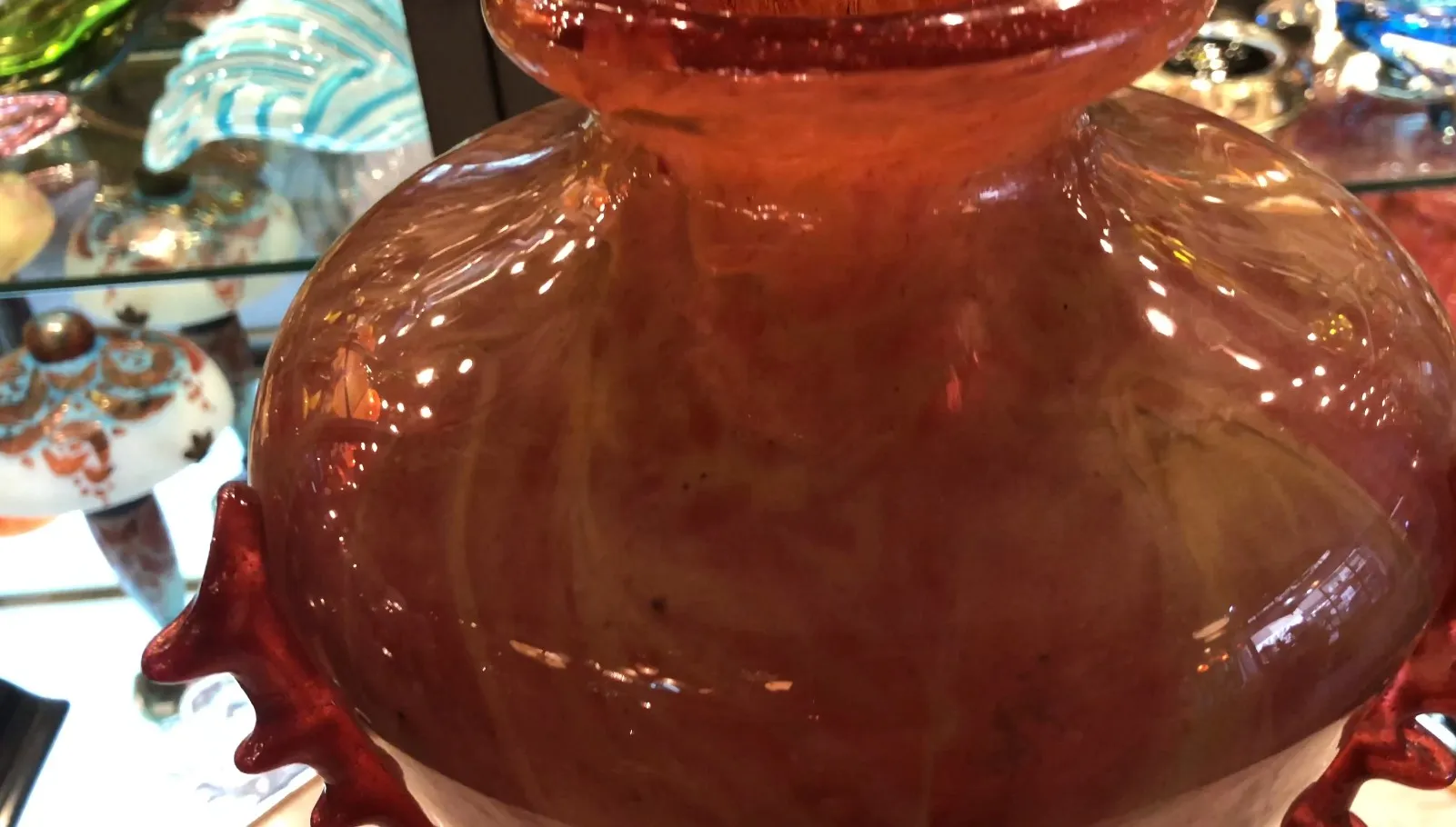 vidrio firmado con diseño brillante y detalles decorativos