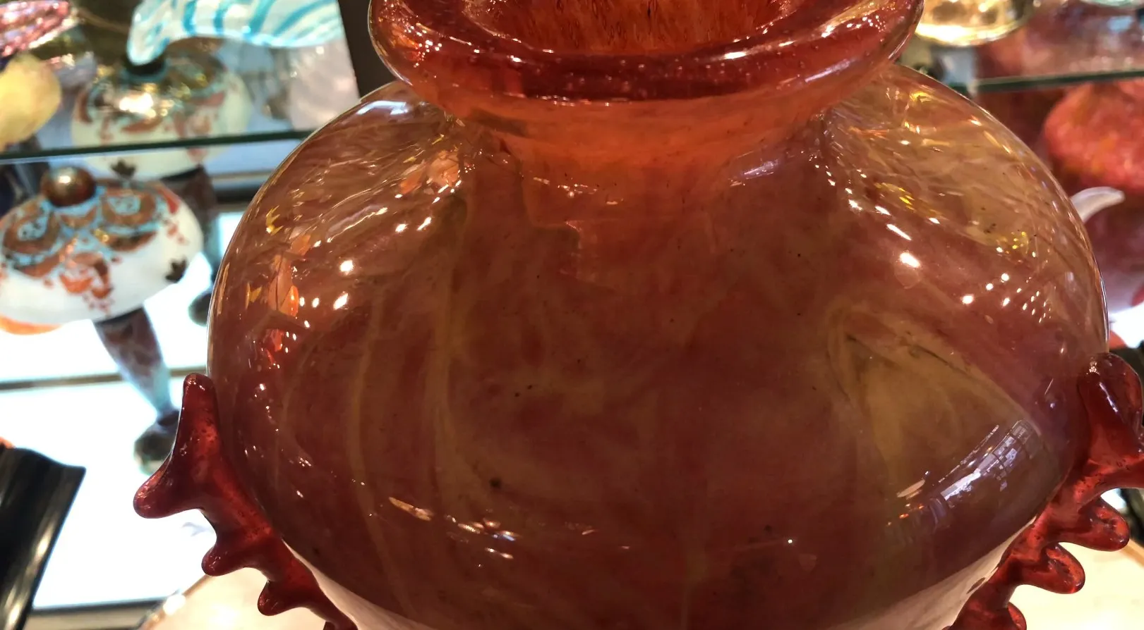 Antikes Glas in warmen Farben mit markanten Details von Schneider.