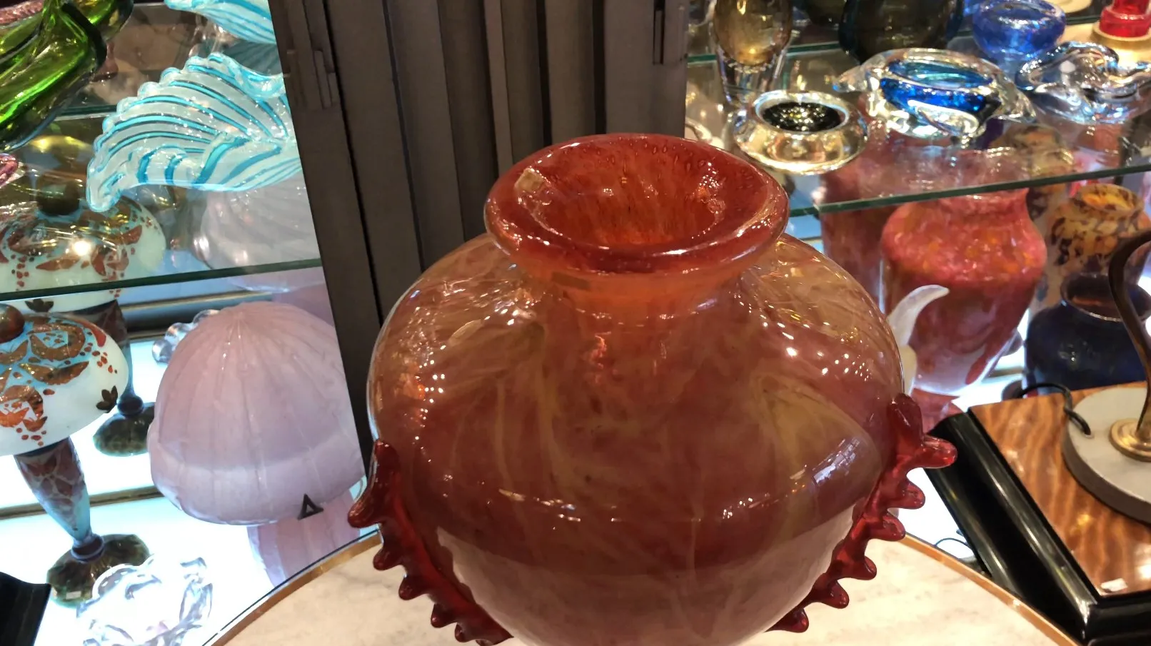 Vase en verre signé Schneider en ambre avec des détails décoratifs sur le bord. Pièce antique remarquable.