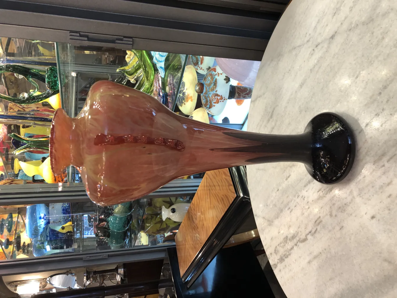 Vaso antigo de vidro com assinatura Schneider, fundo decorativo