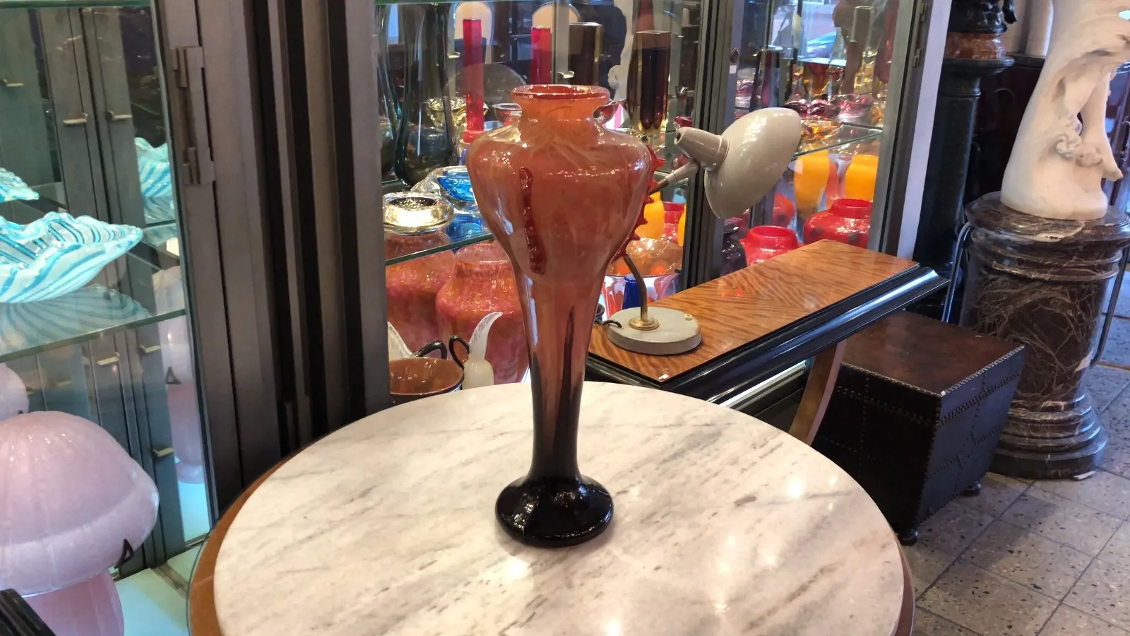 vase in vetro antico firmato da Schneider in tonalità calde