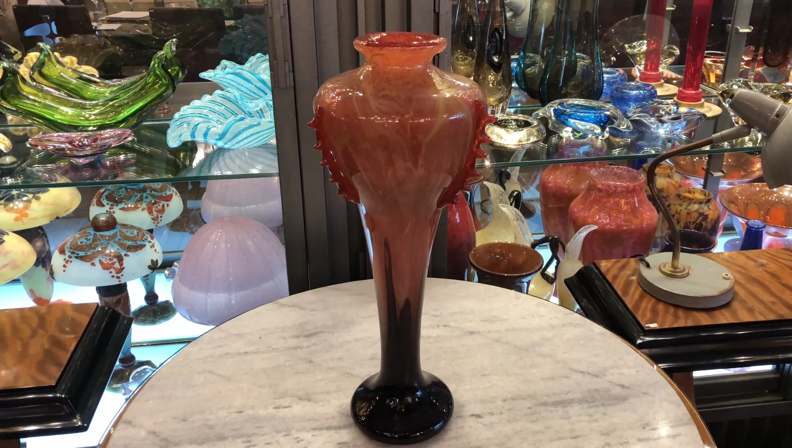 antik unterzeichneter Schneider-Vase mit dekorativen Details