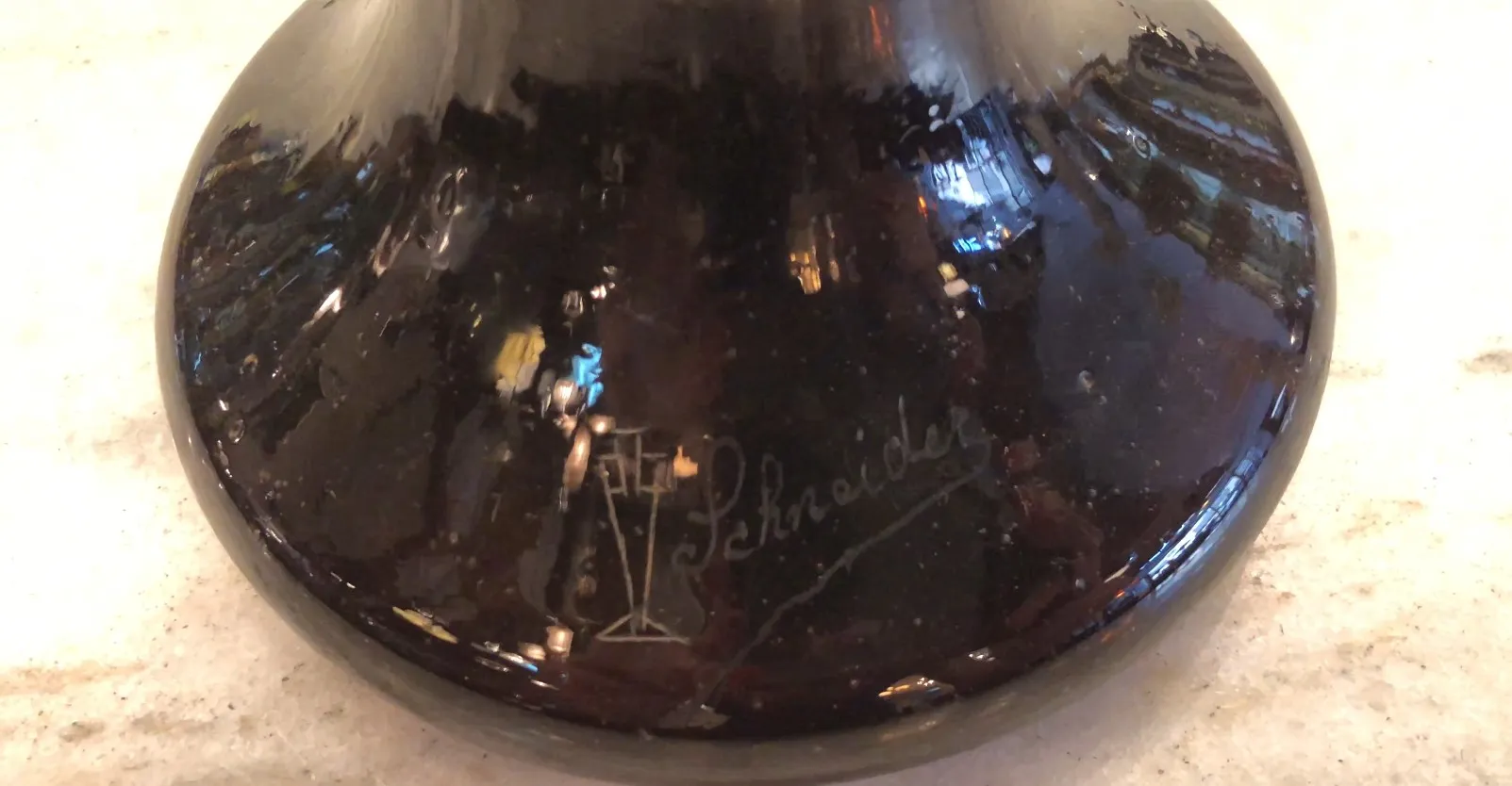 vidrio antiguo con firma de Schneider, estilo francés, fondo claro