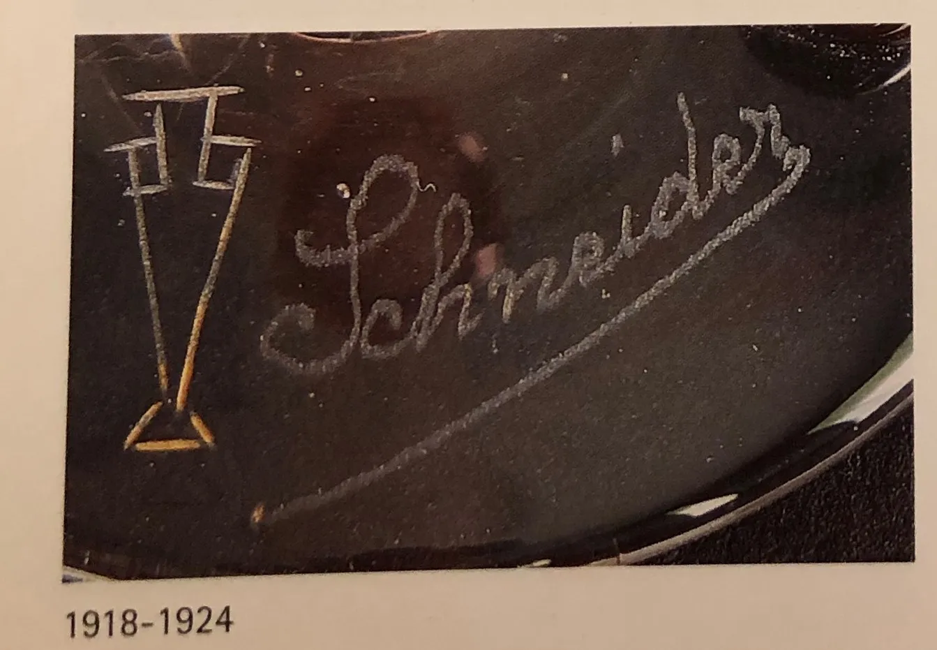 Vetro antico firmato da Schneider, design elegante.