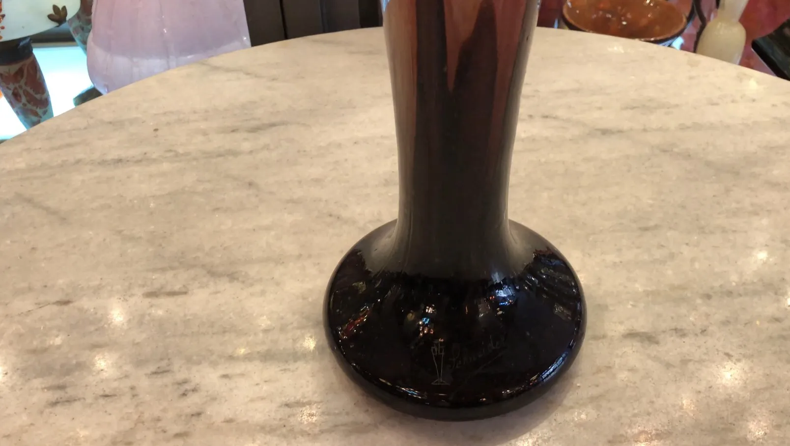 antikes glas mit sichtbarer schneider-unterschrift, dekorativ