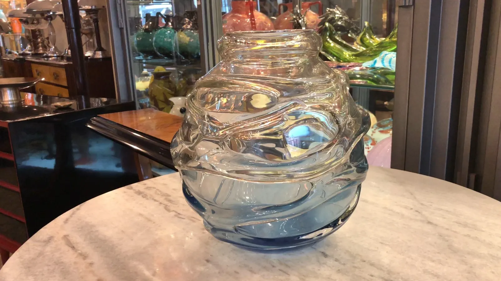 Verre signé par Schneider avec des détails élégants, fond lumineux.