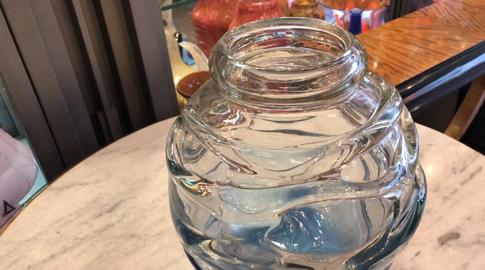 Signiertes Glas Schneider, fließendes Design und Eleganz, antike Umgebung.